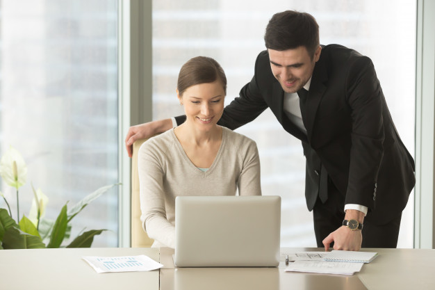 Imagem mostra contador para corretor de seguros trabalhando com cliente