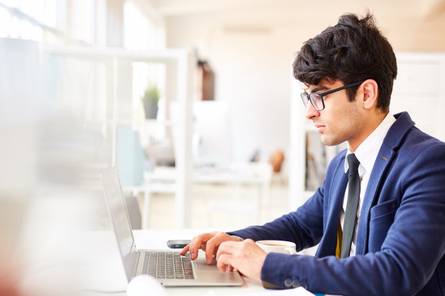 Imagem mostra profissional aprendendo como abrir empresa de representação comercial