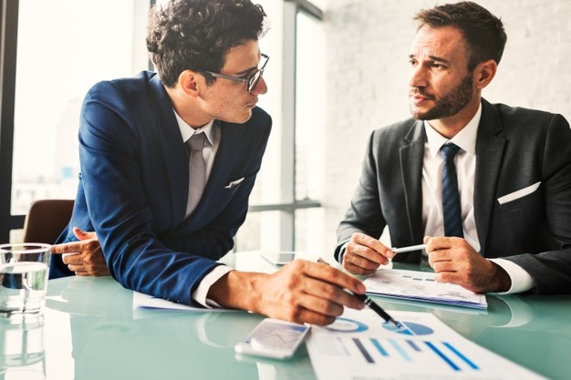 Imagem mostra empreendedores discutindo o fim da EIRELI