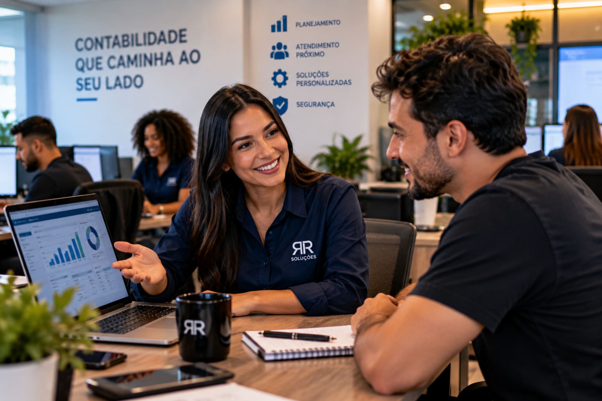 Gerente de relacionamento atendendo empresário com relatórios